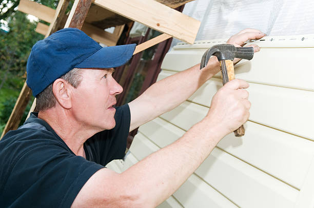 man installing siding in joliet